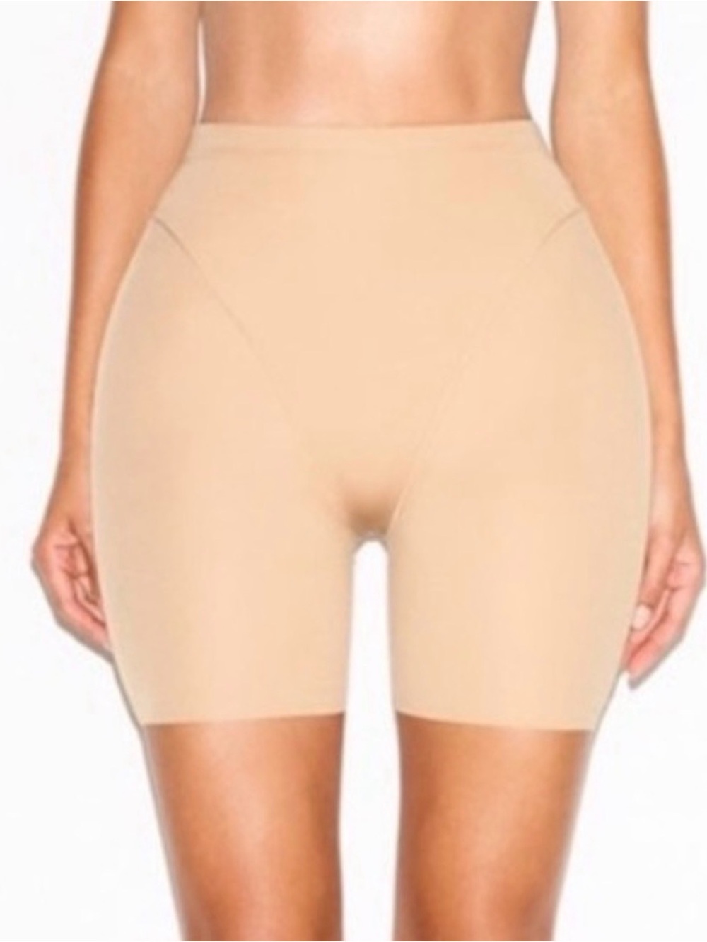 Skims body butt and hip enhancing tight short
Color: Clay